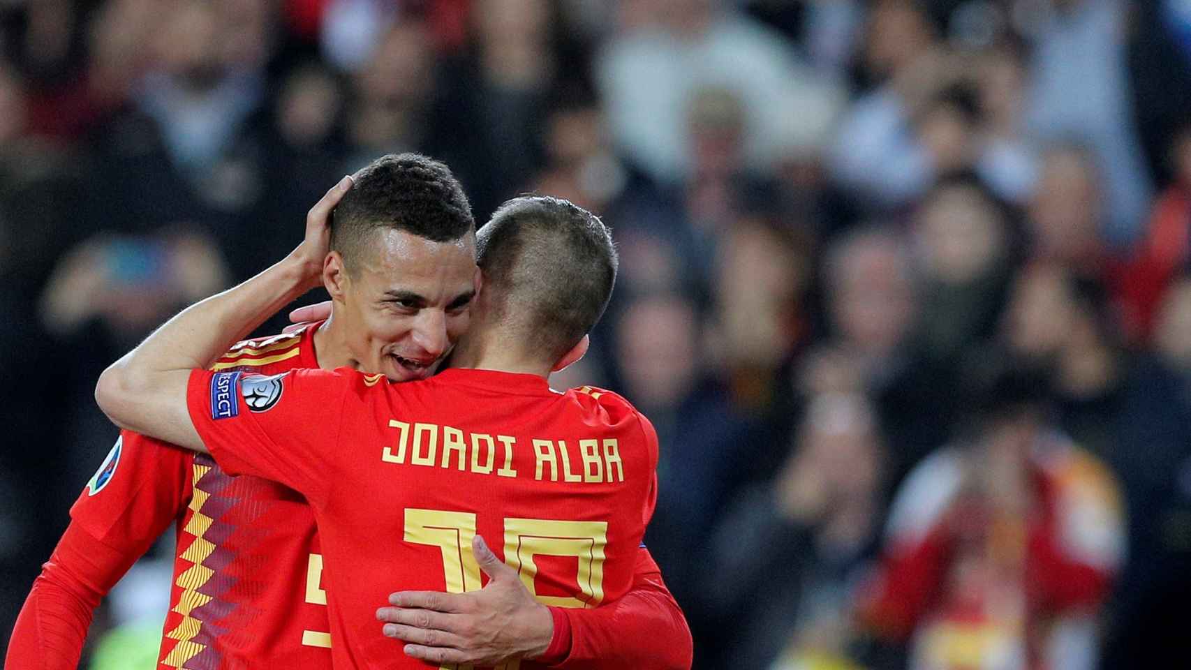 Rodrigo y Jordi Alba celebran con la Selección