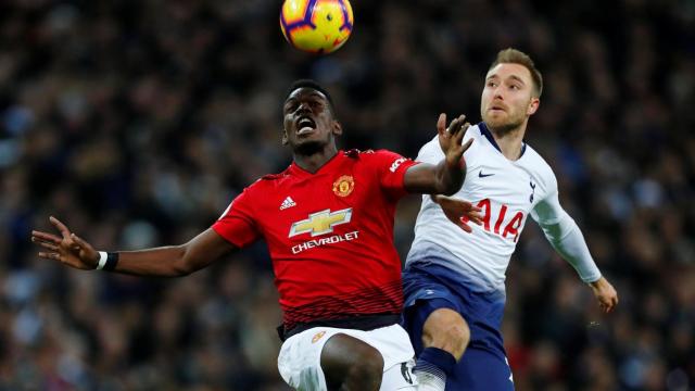 Pogba y Eriksen disputándose un balón en la Premier League