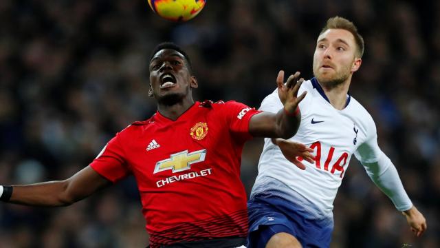 Pogba y Eriksen disputándose un balón