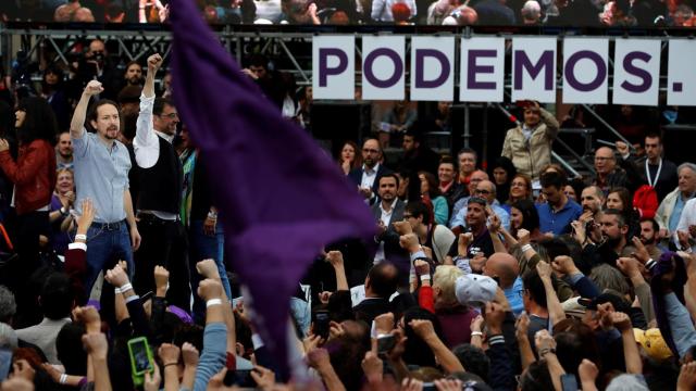 Pablo Iglesias, abrazado a Monedero, en su vuelta tras la baja por paternidad.