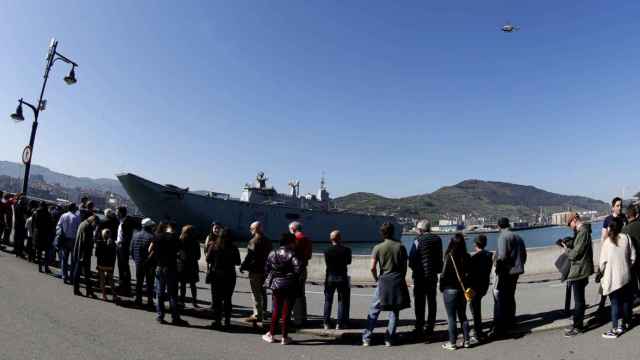 Largas colas para ver el portaaviones Juan Carlos I, el buque insignia de la Armada española.