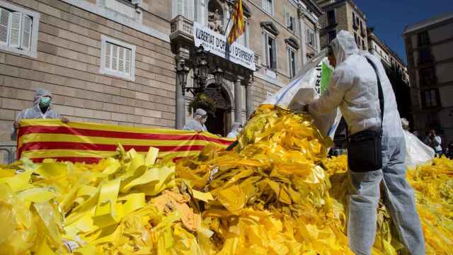 Los 'quitalazos' vuelcan 700 kilos de lazos amarillos frente a la  Generalitat.