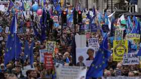 Miles de personas abarrotan las calles de Londres en contra del 'brexit'.