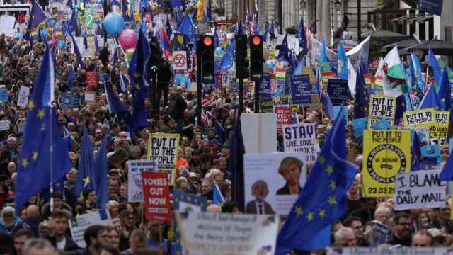 Miles de personas abarrotan las calles de Londres en contra del 'brexit'.