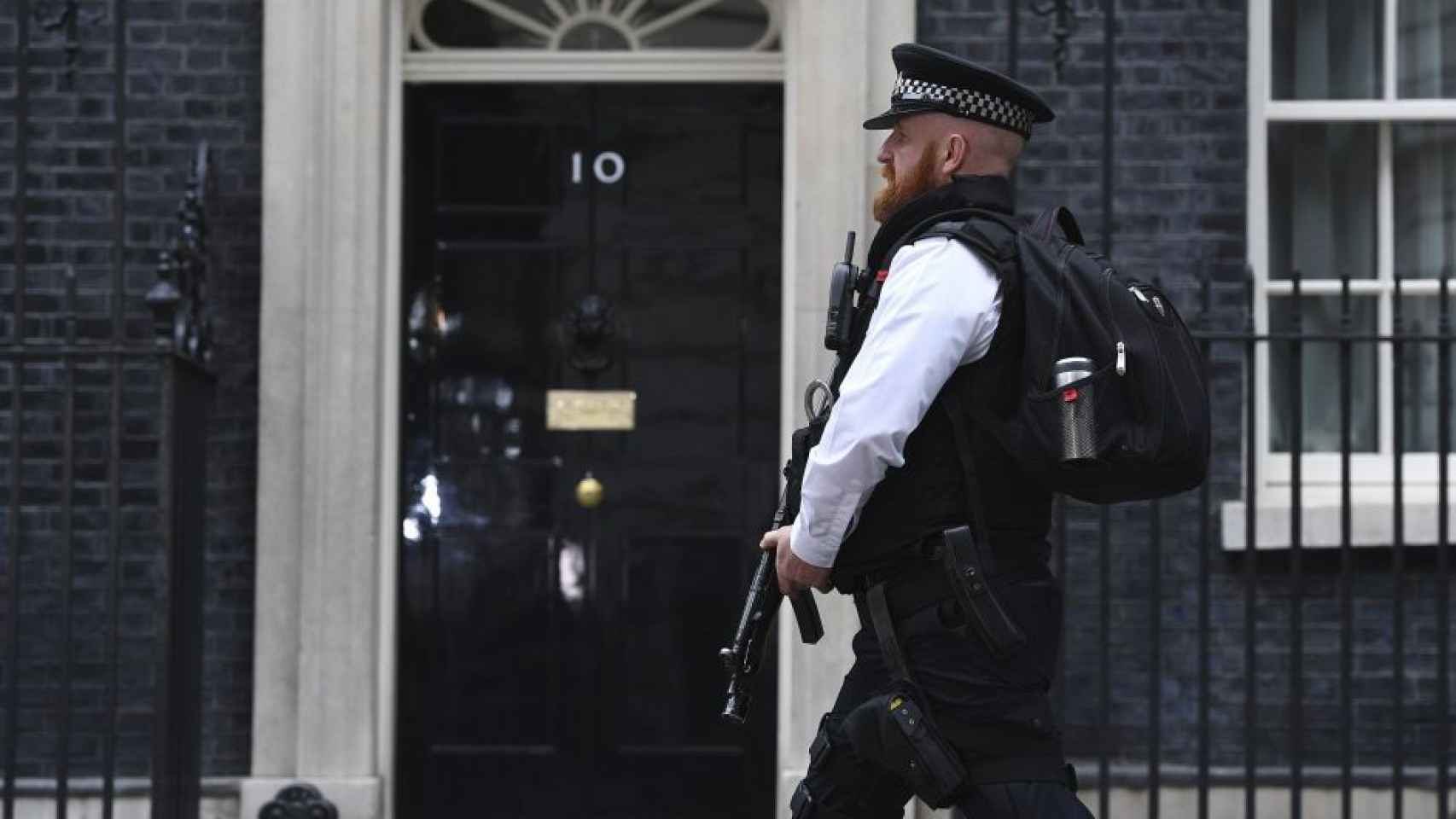 Un policía protege la entrada del 10 de Downing Street.