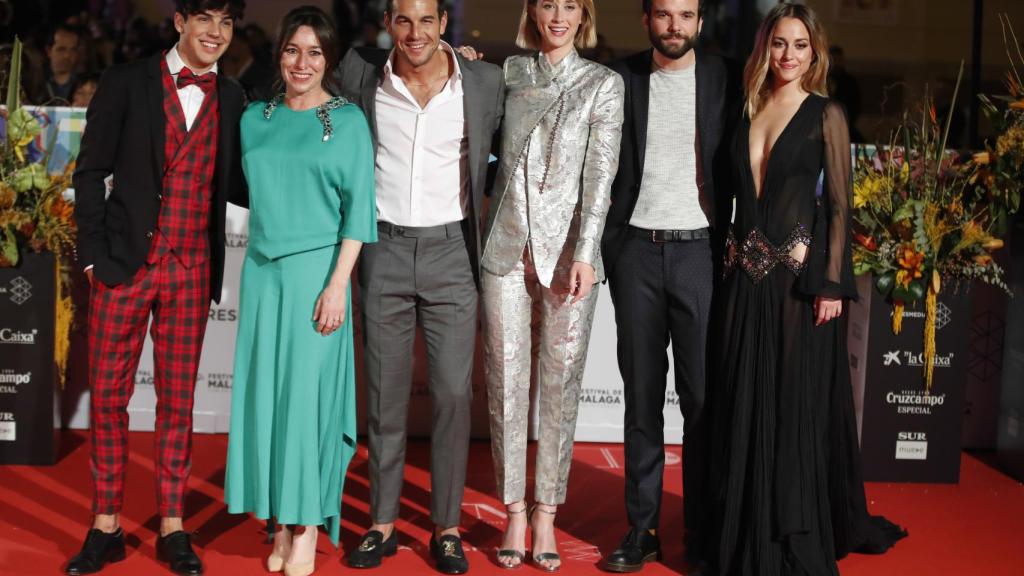 Los actores de 'Instinto', de izquierda a derecha: Óscar Casas, Lola Dueñas, Mario Casas, Ingrid Garcia-Jonnson, Jon Arias y Silvia Alonso.