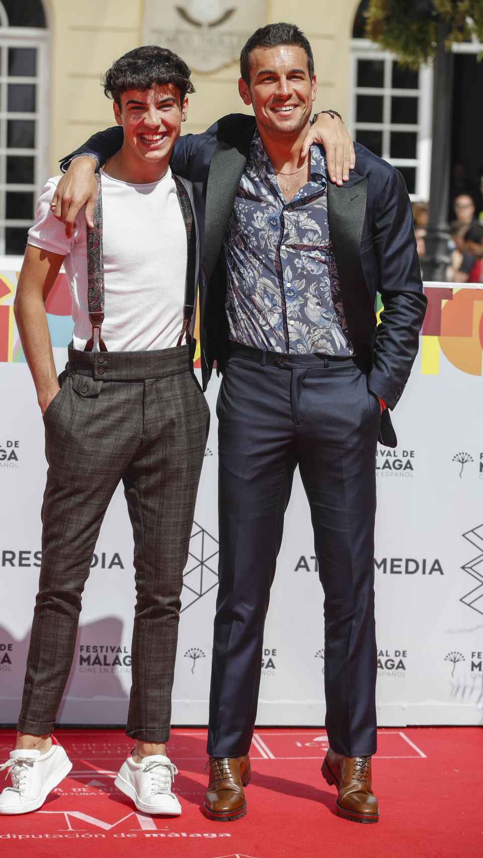 Óscar y Mario Casas posando juntos en el Festival de Málaga.