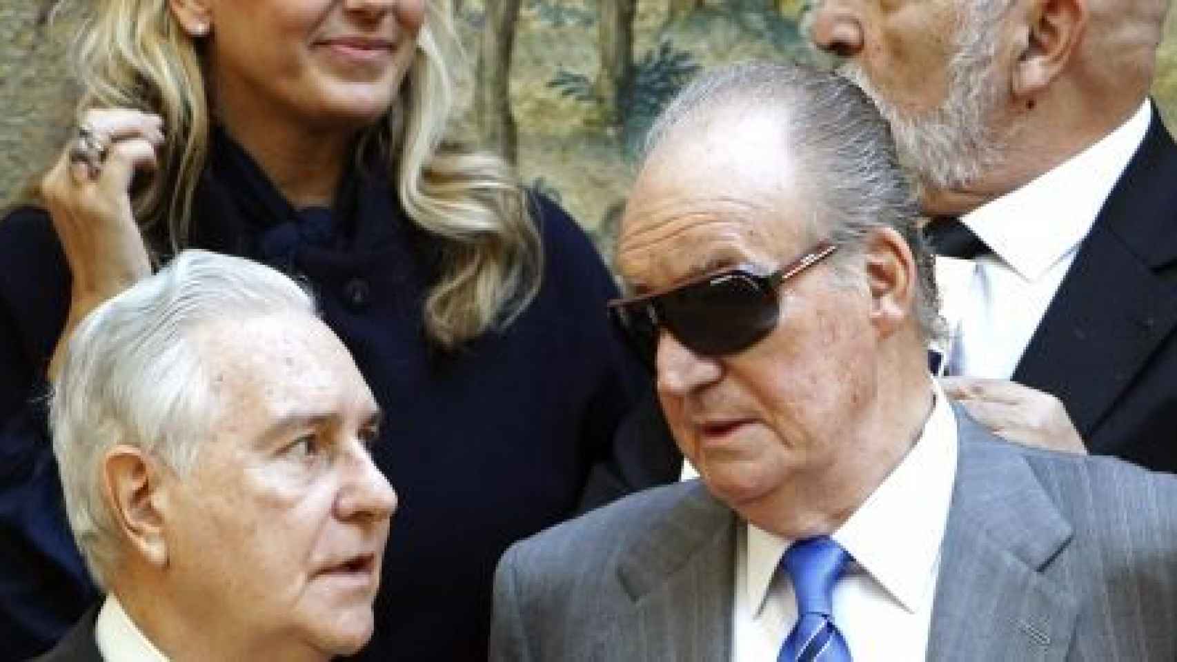 El rey Juan Carlos en un acto de 2011 escondiendo bajo las gafas un gran hematoma