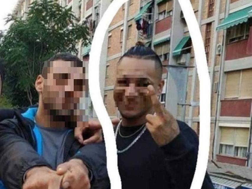 Foto del presunto asesino del latino de Cornellà, distribuido por el entorno de la víctima, haciendo el signo Ñeta