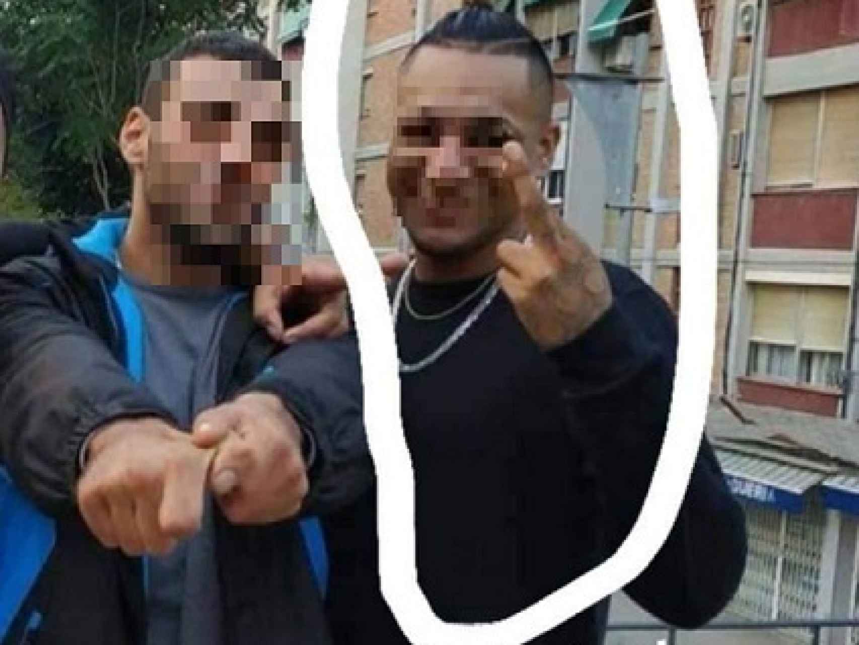 Foto del presunto asesino del latino de Cornellà, distribuido por el entorno de la víctima, haciendo el signo Ñeta