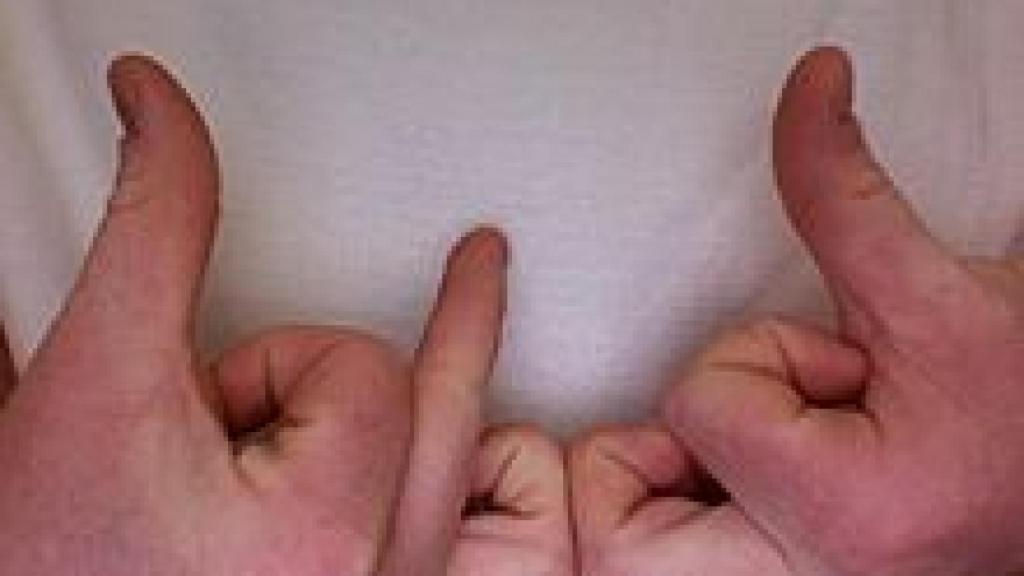 Un miembro de Blood-901 hace el símbolo con los dedos, que son las 5 letras de la palabra