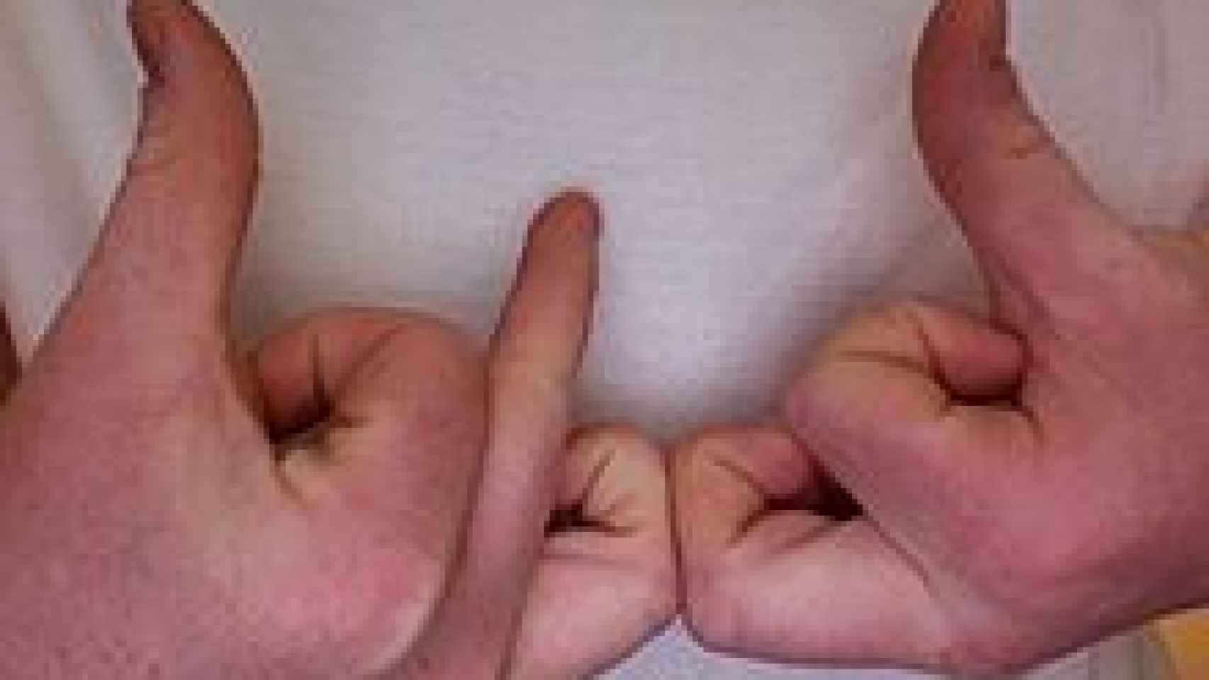 Un miembro de Blood-901 hace el símbolo con los dedos, que son las 5 letras de la palabra