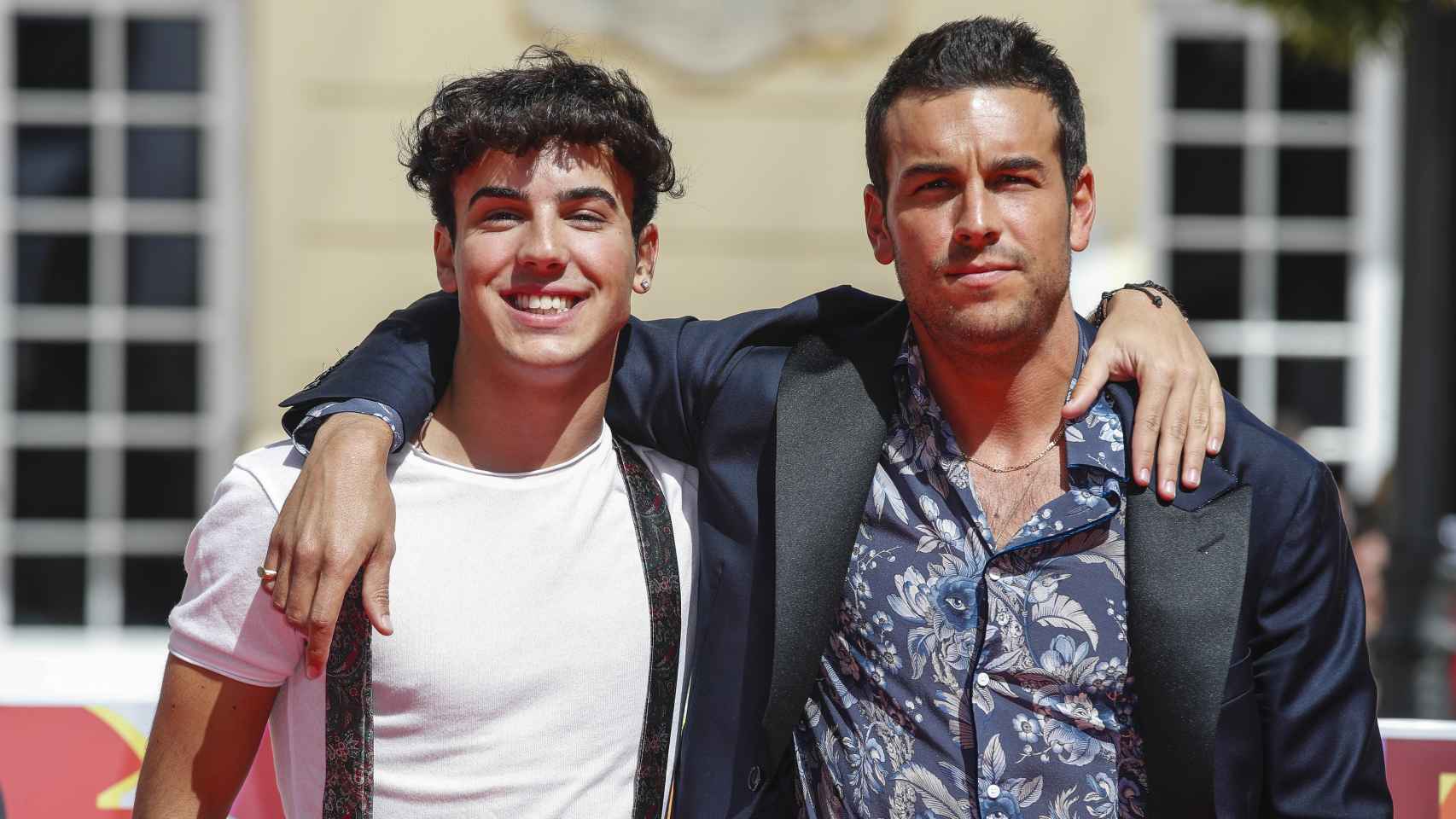 Óscar y Mario Casas posando ante los medios en el Festival de cine de Málaga.