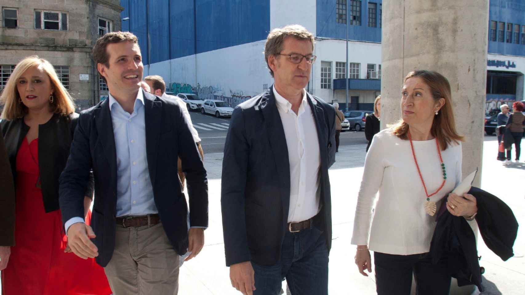 El líder del PP, Pablo Casado (i), Alberto Núñez Feijoo, líder del PP gallego, (c) y la expresidenta del Congreso Ana Pastor (d)