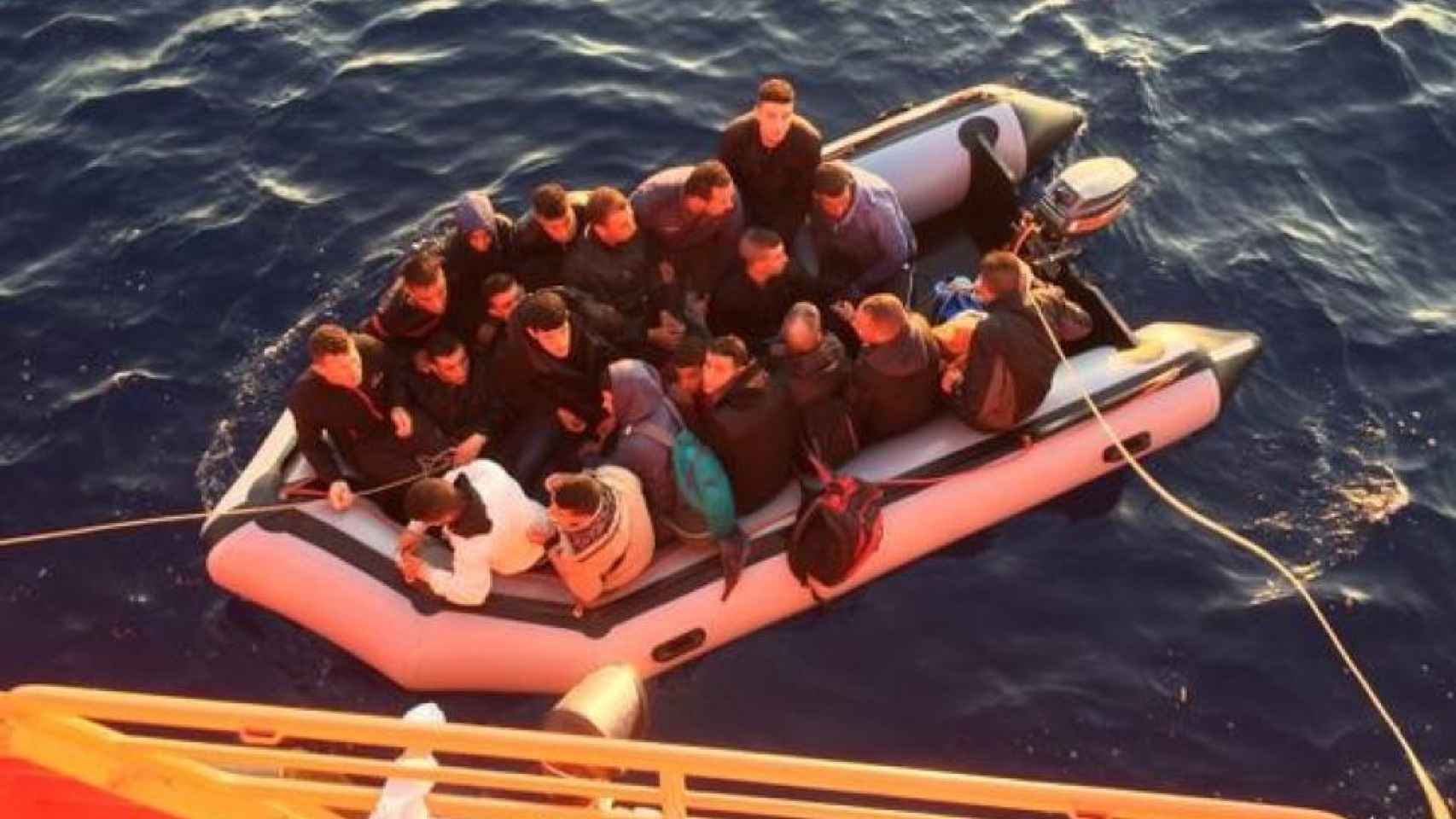 Un grupo de inmigrantes son rescatados en el Estrecho de Gibraltar.