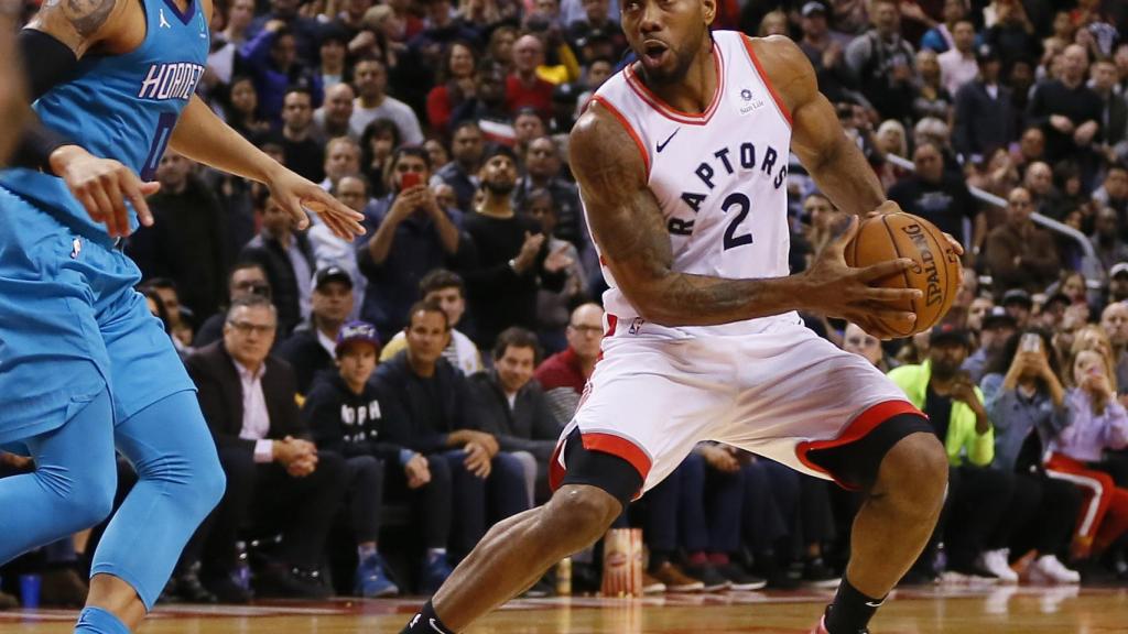 Kawhi Leonard trata de anotar ante Miles Bridges