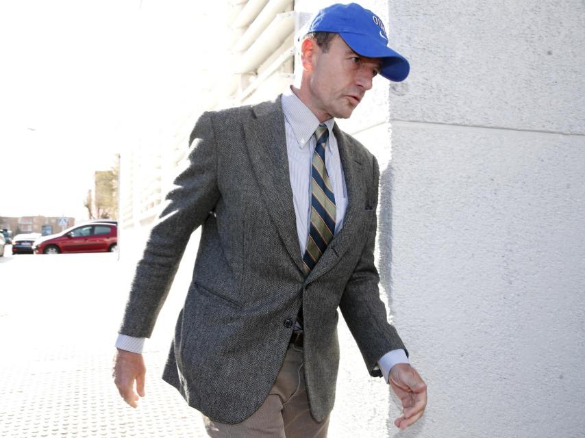 Alessandro Lequio llegando a su juicio contra Olvido Hormigos.