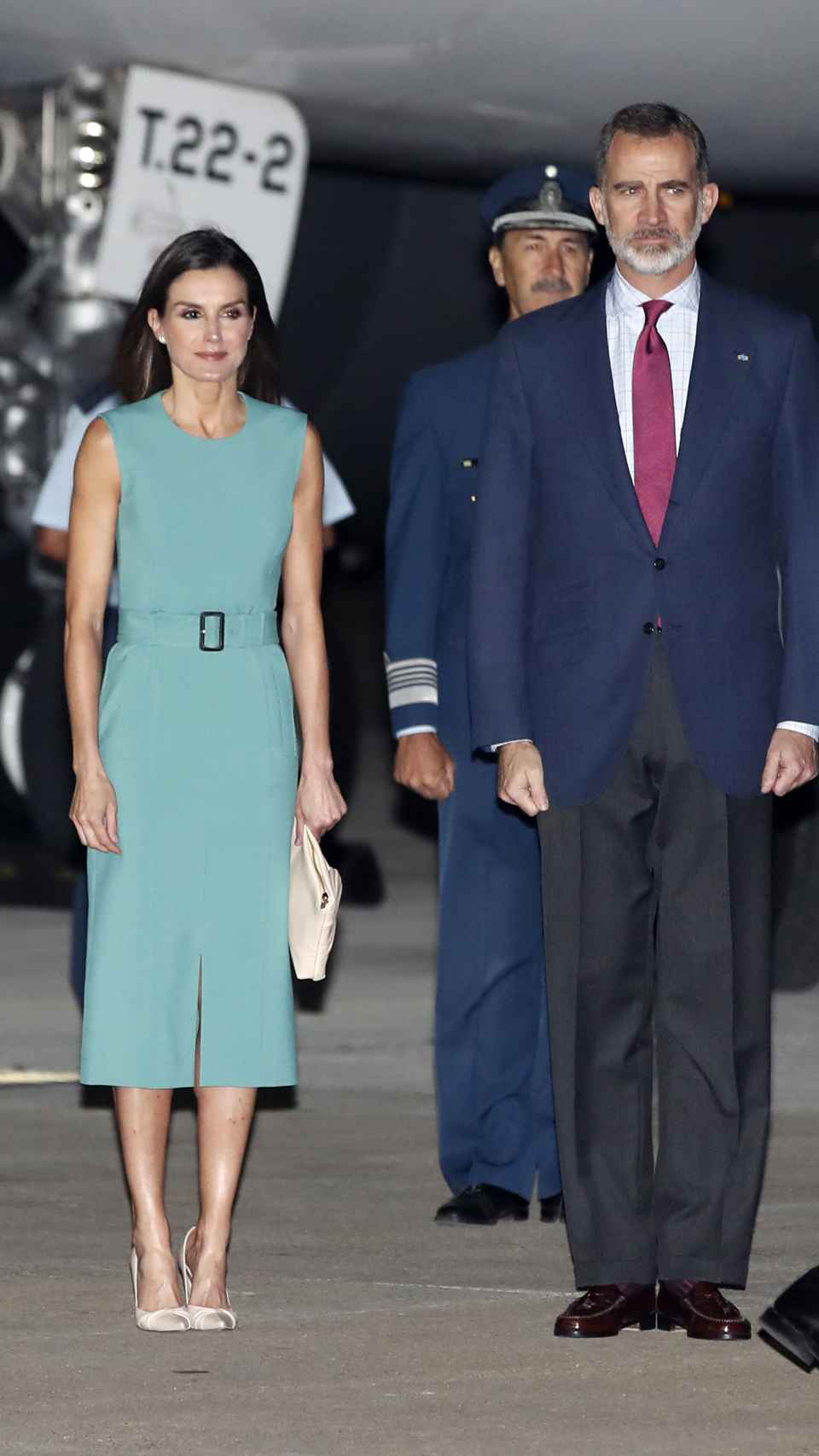 La reina Letizia y el rey Felipe VI en su llegada al Aeropuerto de  Buenos Aires.