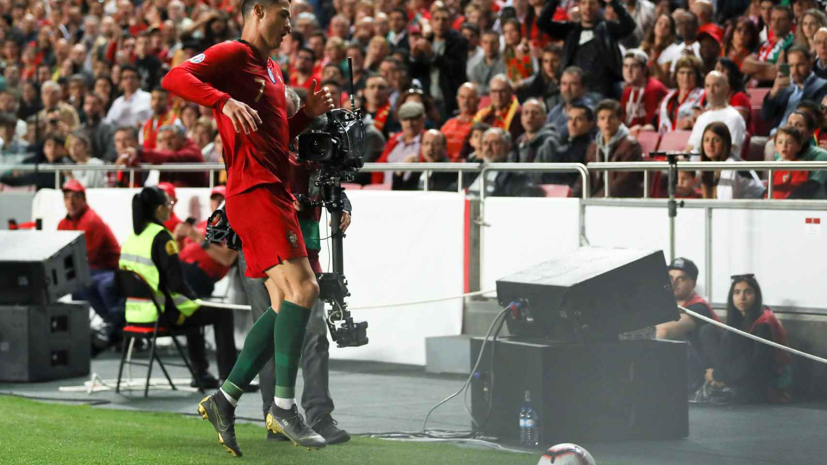 Momento en el que Cristiano Ronaldo se lesiona durante el Portugal - Serbia
