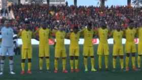 Los jugadores de la selección de Sudáfrica de fútbol escuchan su himno nacional previo al partido contra Libia
