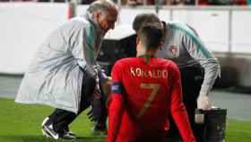 Cristiano Ronaldo, atendido por las asistencias médicas durante el Portugal - Serbia