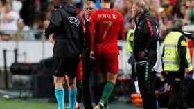 Cristiano Ronaldo se retira lesionado durante el Portugal - Serbia