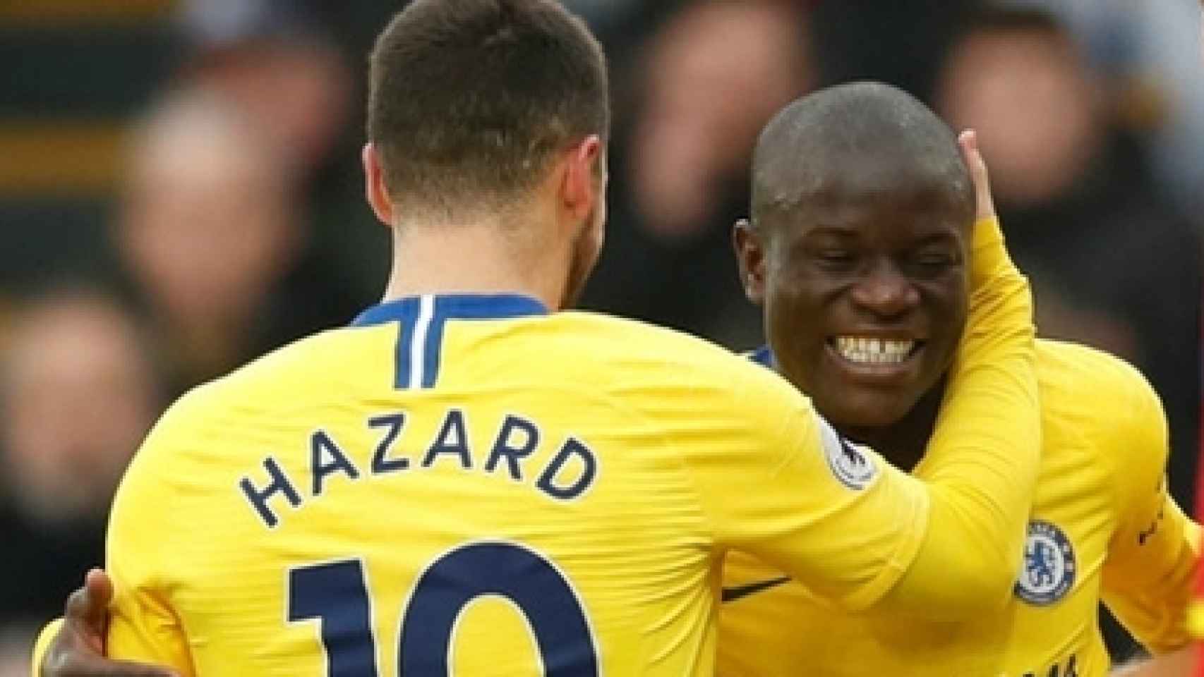 Hazard y Kanté celebran con el Chelsea