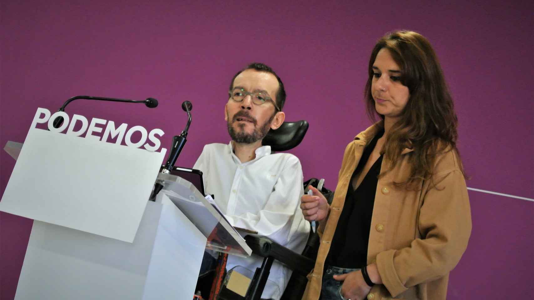 Pablo Echenique y Noelia Vera, durante una rueda de prensa.