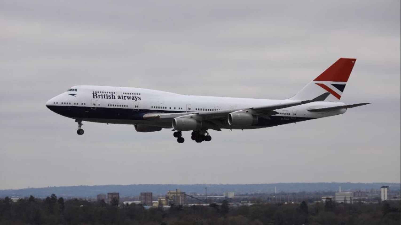 Avión de British Airways saliendo del aeropuerto de Heathrow (Londres).