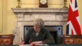 May promete dimitir si el Parlamento aprueba su plan del 'brexit'
