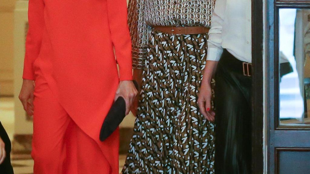 El broche de Letizia en su primer acto en solitario en Argentina.