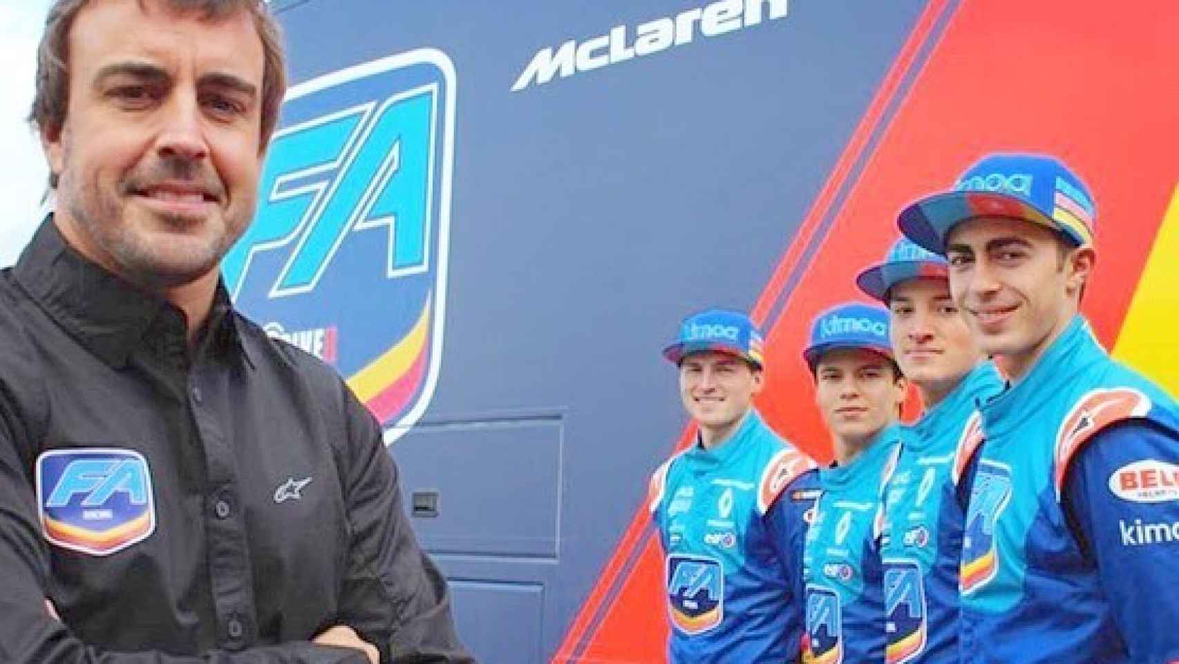 Fernando Alonso junto a los pilotos de FA Racing