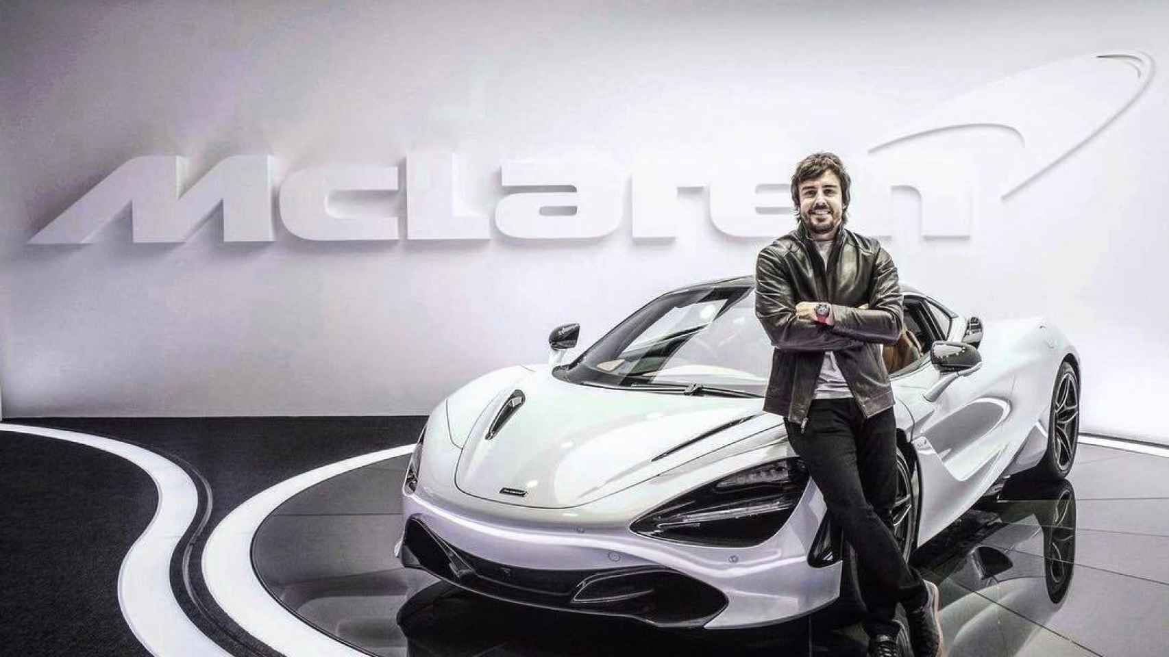Fernando Alonso, junto a un McLaren