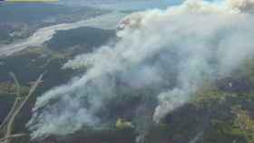 Imagen aérea del incendio forestal en Drodo (A Coruña).
