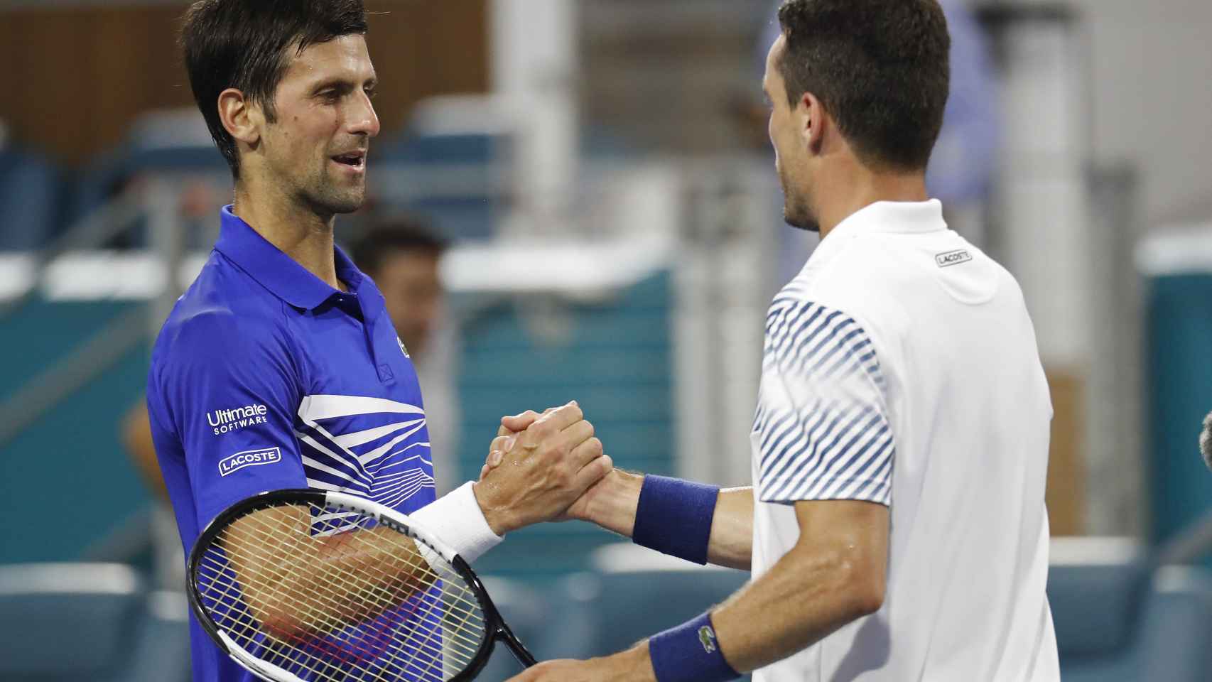 Djokovic y Bautista se saludan tras el partido entre ambos en Miami