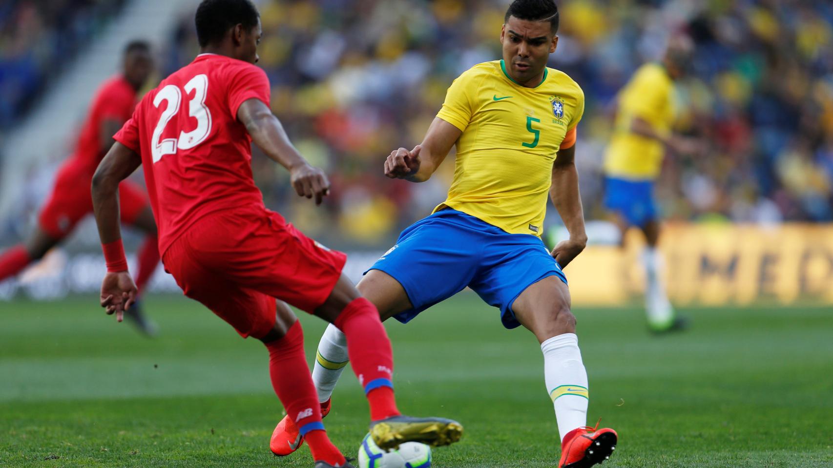 Casemiro disputa un balón en el Brasil - Panamá