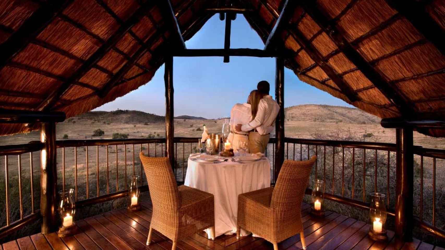 Una pareja en la terraza del chalet de lujo de la habitación donde están celebrando su luna de miel Ungría y Tablada.