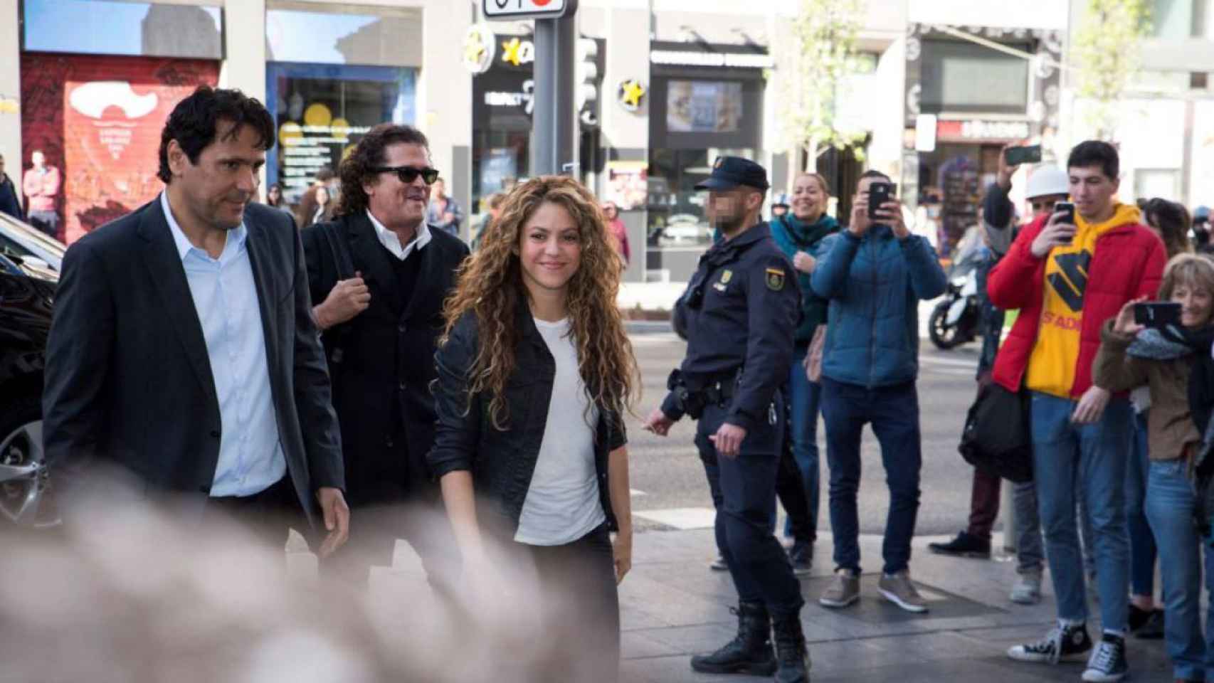 Shakira y Carlos Vives llegan al juzgado este miércoles.