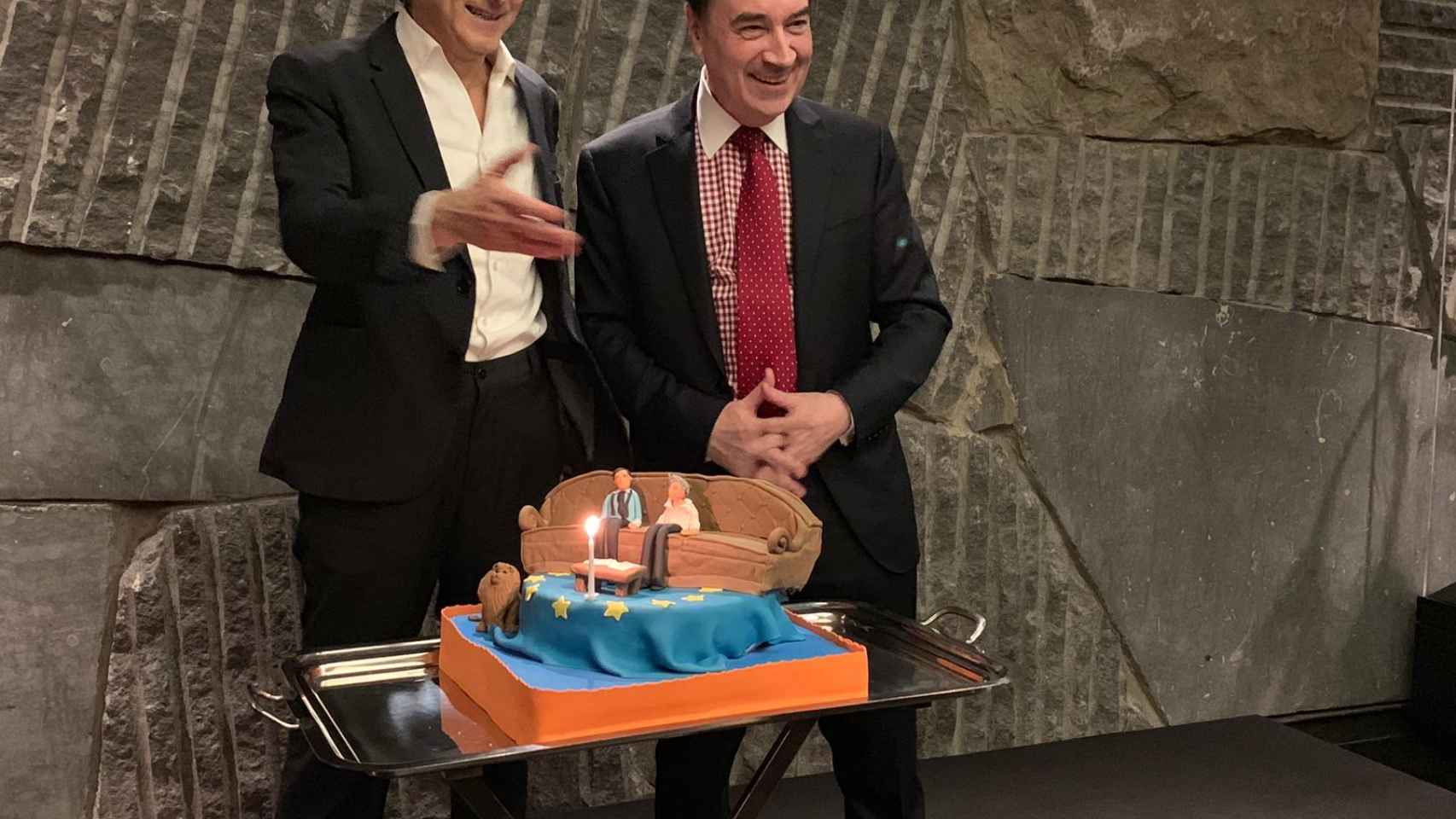 Bernard-Henri Lévy, junto a Pedro J. Ramírez y una tarta de cumpleaños con sus dos figuras.