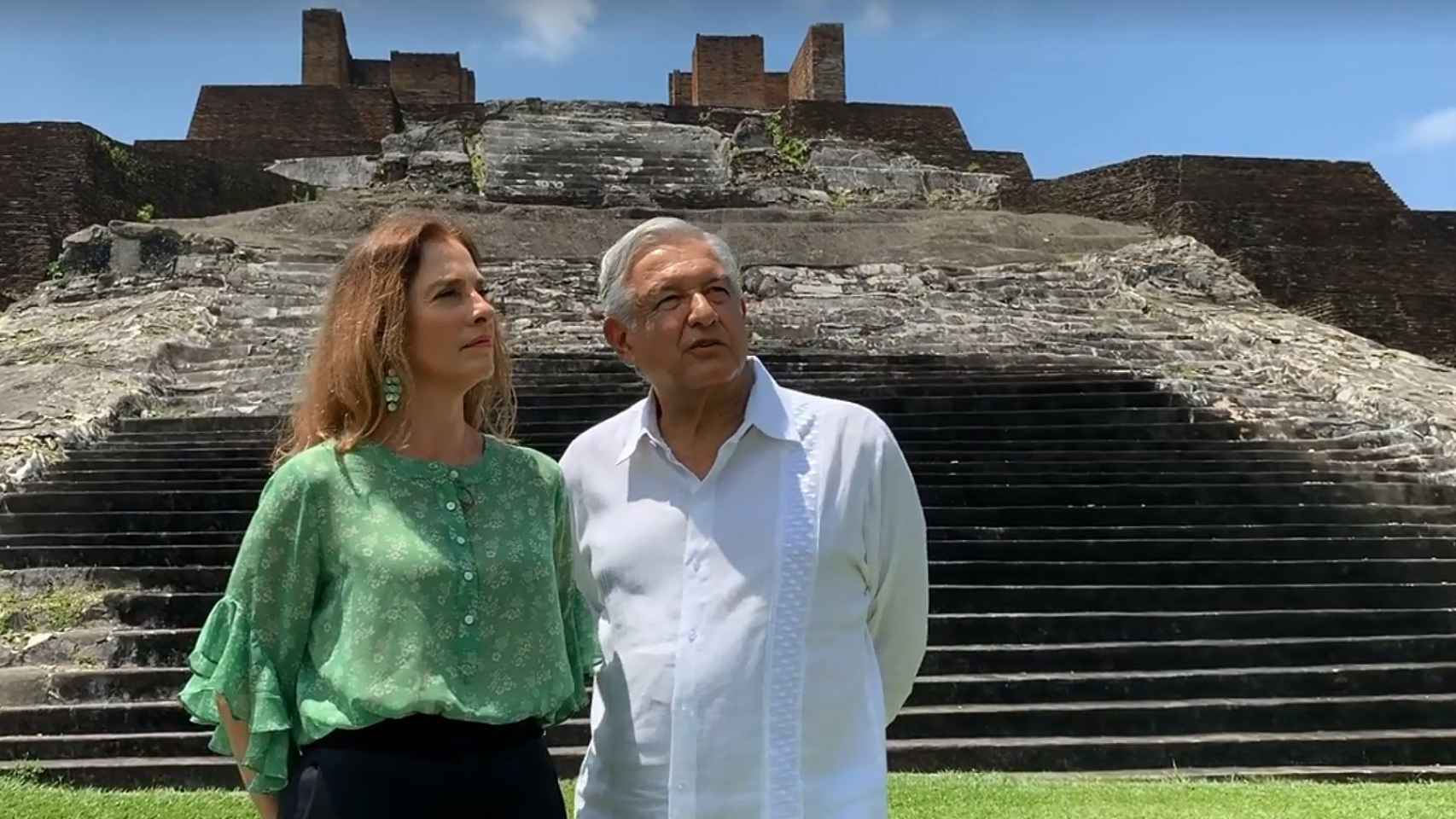 Andrés Manuel López Obrador (d) y a su esposa, Beatriz Gutiérrez.