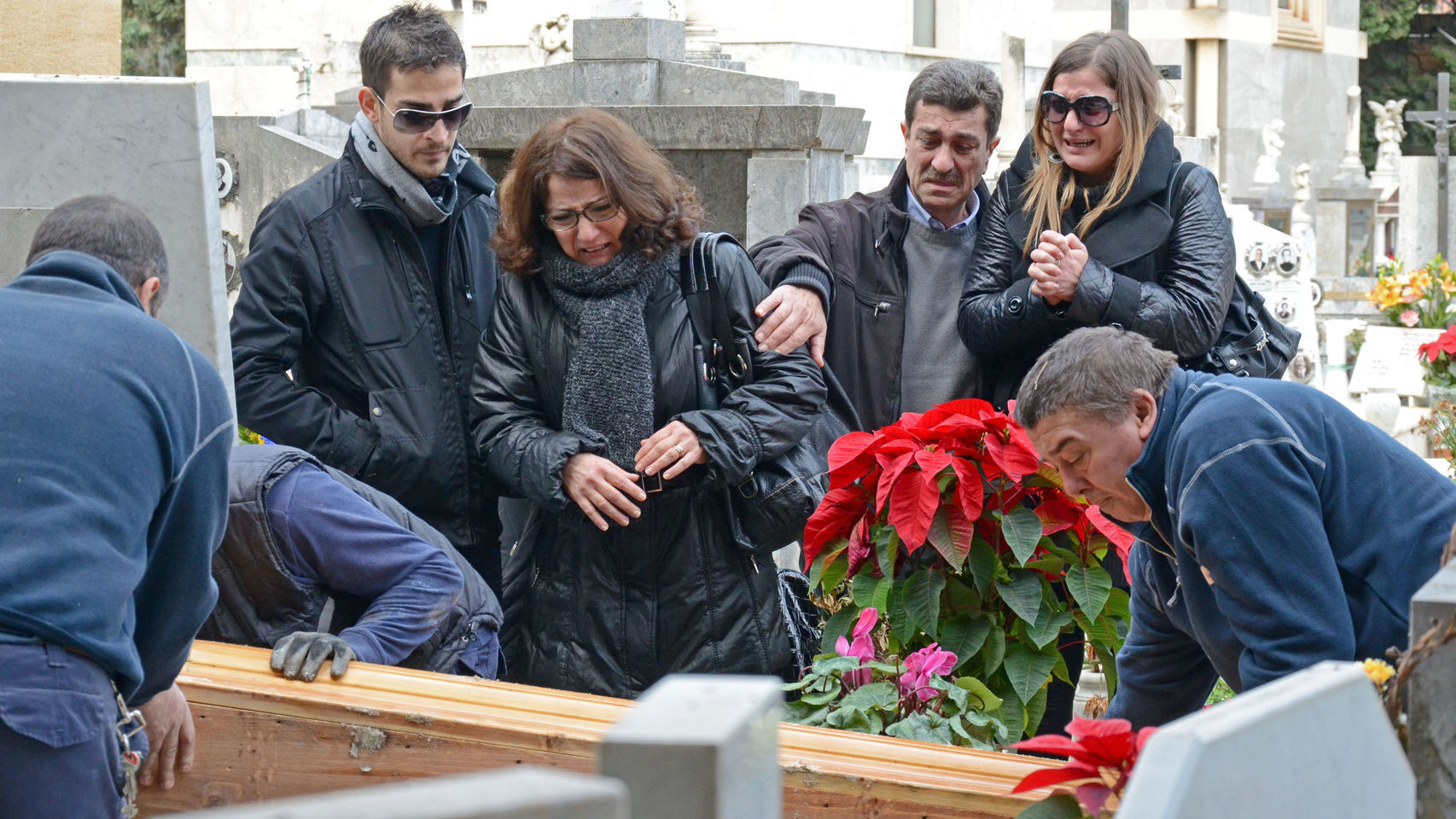 La familia Biondo en la exhumación del cadáver de Mario en el año 2013.