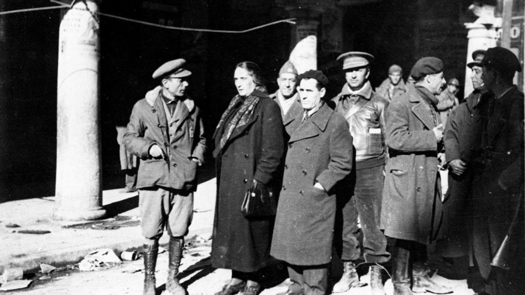 Vicente Uribe y Dolores Ibárruri durante una visita al frente en Teruel en enero de 1938.