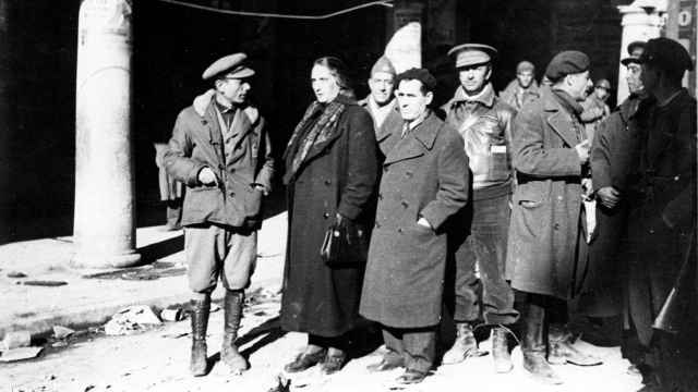 Vicente Uribe y Dolores Ibárruri durante una visita al frente en Teruel en enero de 1938.