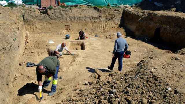 Arqueólogos durante una jornada de excavación.