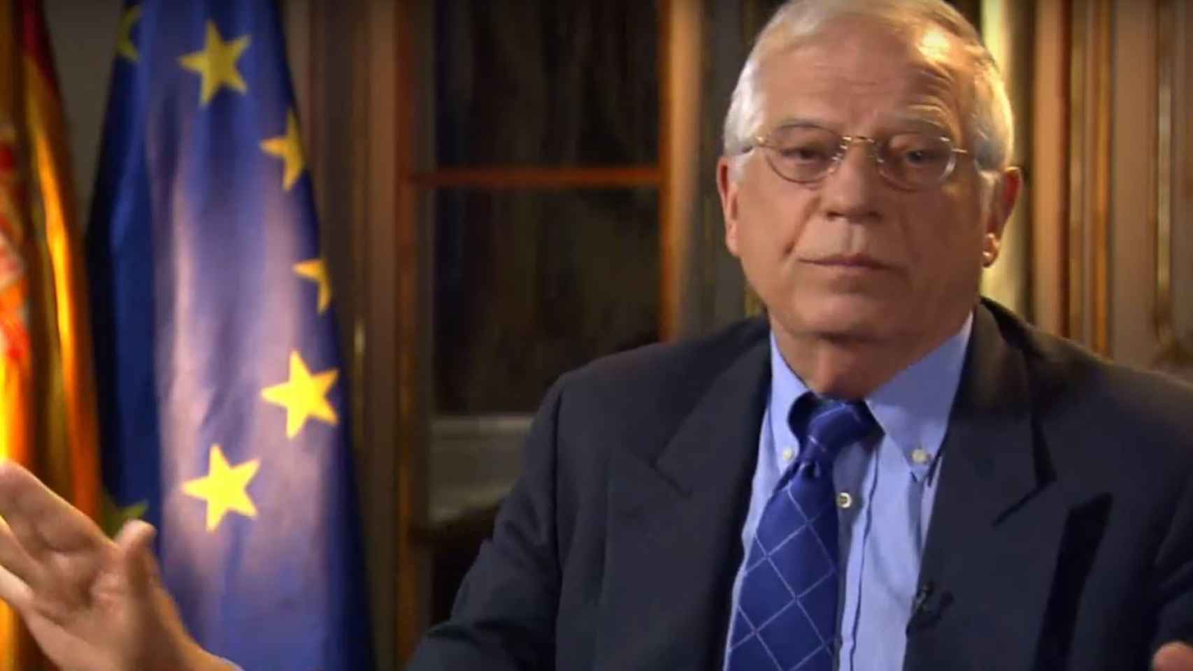 Imagen de Borrell cuando decide parar la entrevista con DW.