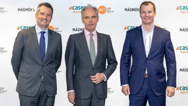 De izquierda a derecha: Géraud Lecerf, Director General RCI Bank and Services España y Portugal, Ignacio Eyriès, Director General de Caser y Meinrad Spenger, Consejero Delegado del Grupo MASMOVIL.