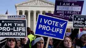 Manfiestantes contra el aborto en la Corte Suprema en Washington.