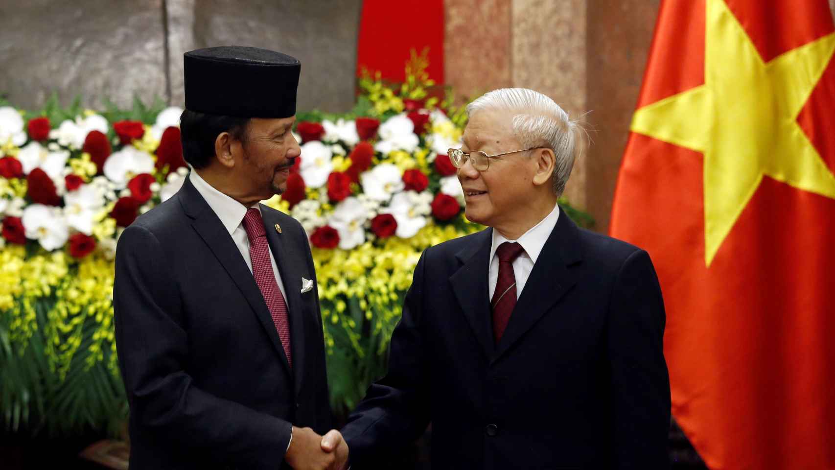El Sultán de Brunei, Hassanal Bolkiah, con el presidente de Vietnam, Nguyen Phu Trong, en Hanoi.