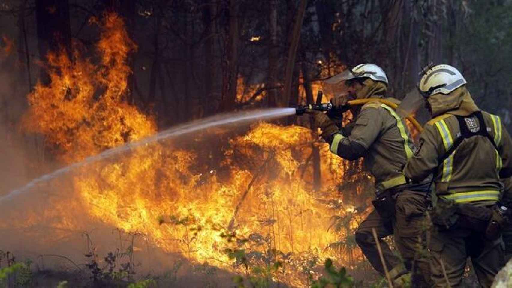 Los bomberos luchan por mitigar el incendio de Toques.