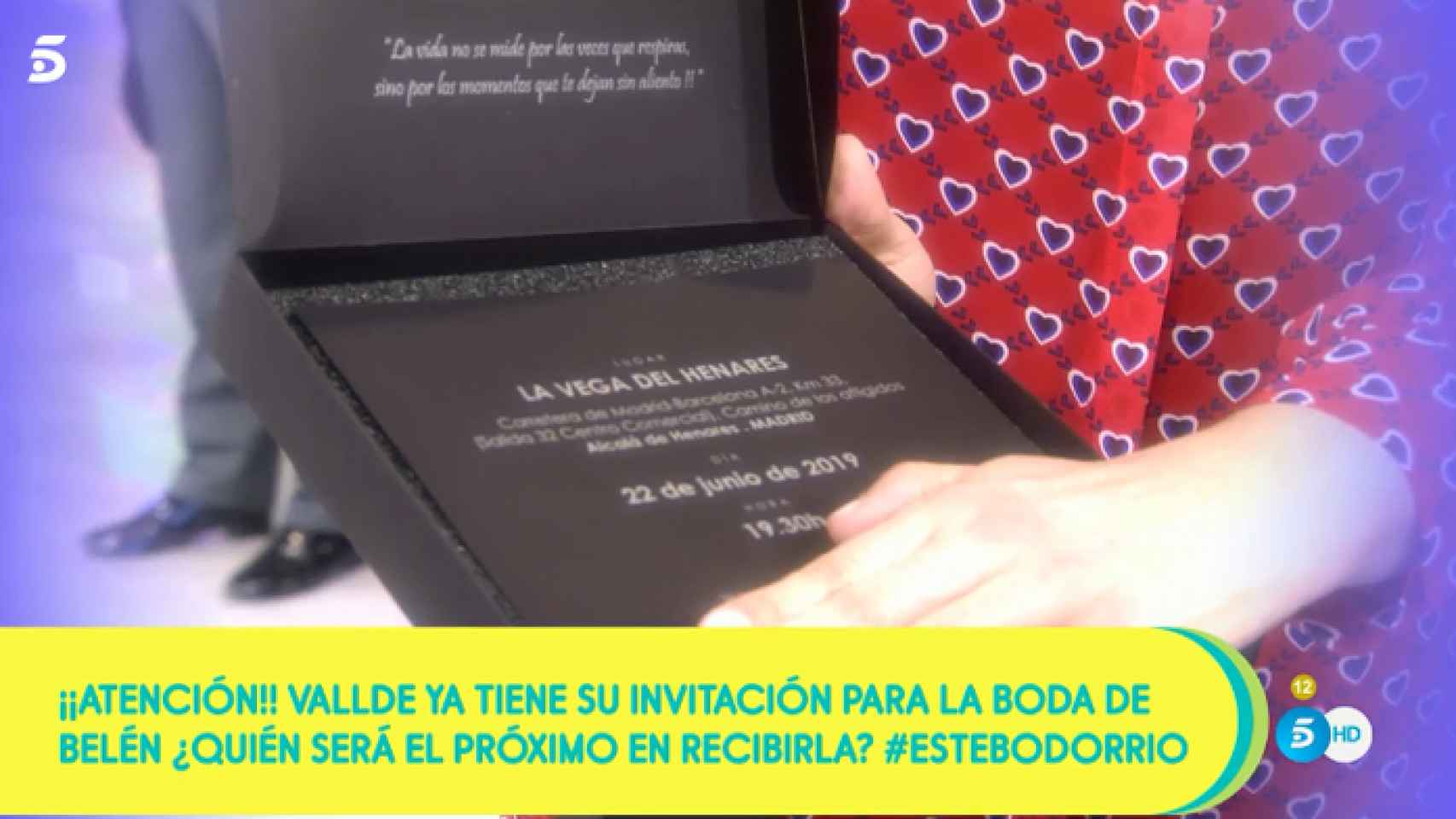 Detalle de la caja y el texto de las invitaciones de boda de Belén Esteban.